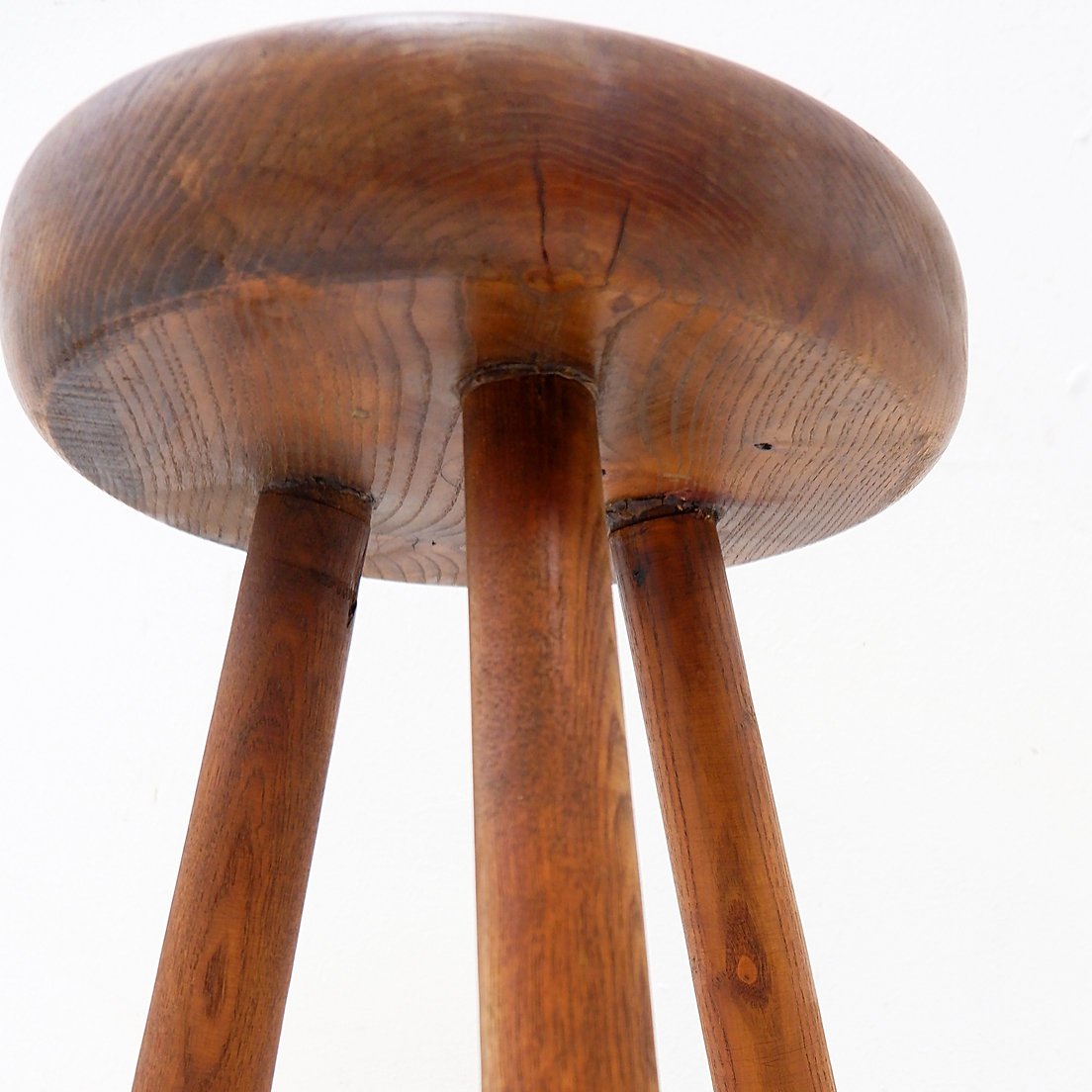 Tabouret tripode brutaliste en bois massif, vers 1960-photo-2