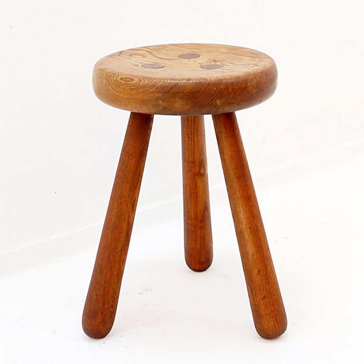 Tabouret tripode brutaliste en bois massif, vers 1960