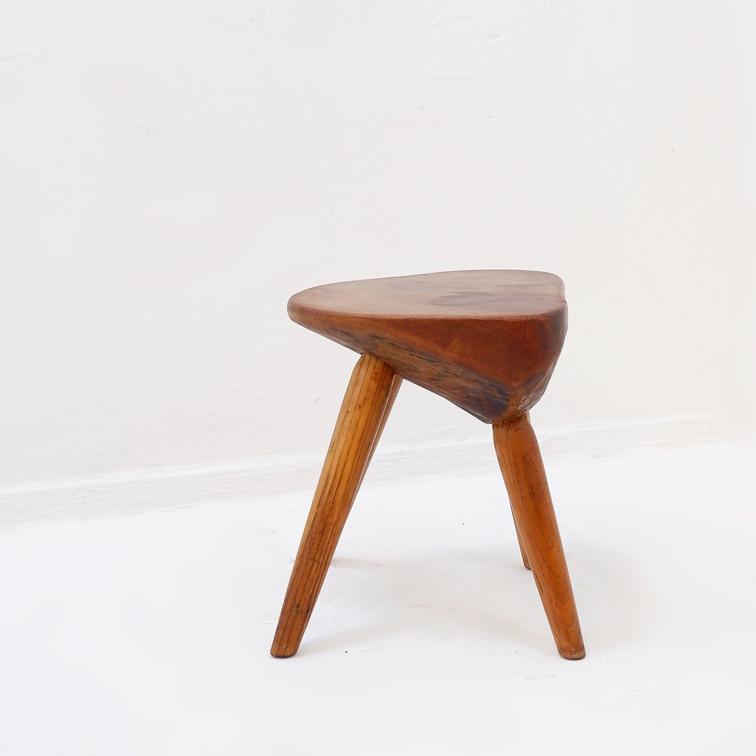 Tabouret vintage sculpté aux formes organiques – Bois massif, années 1960-photo-3