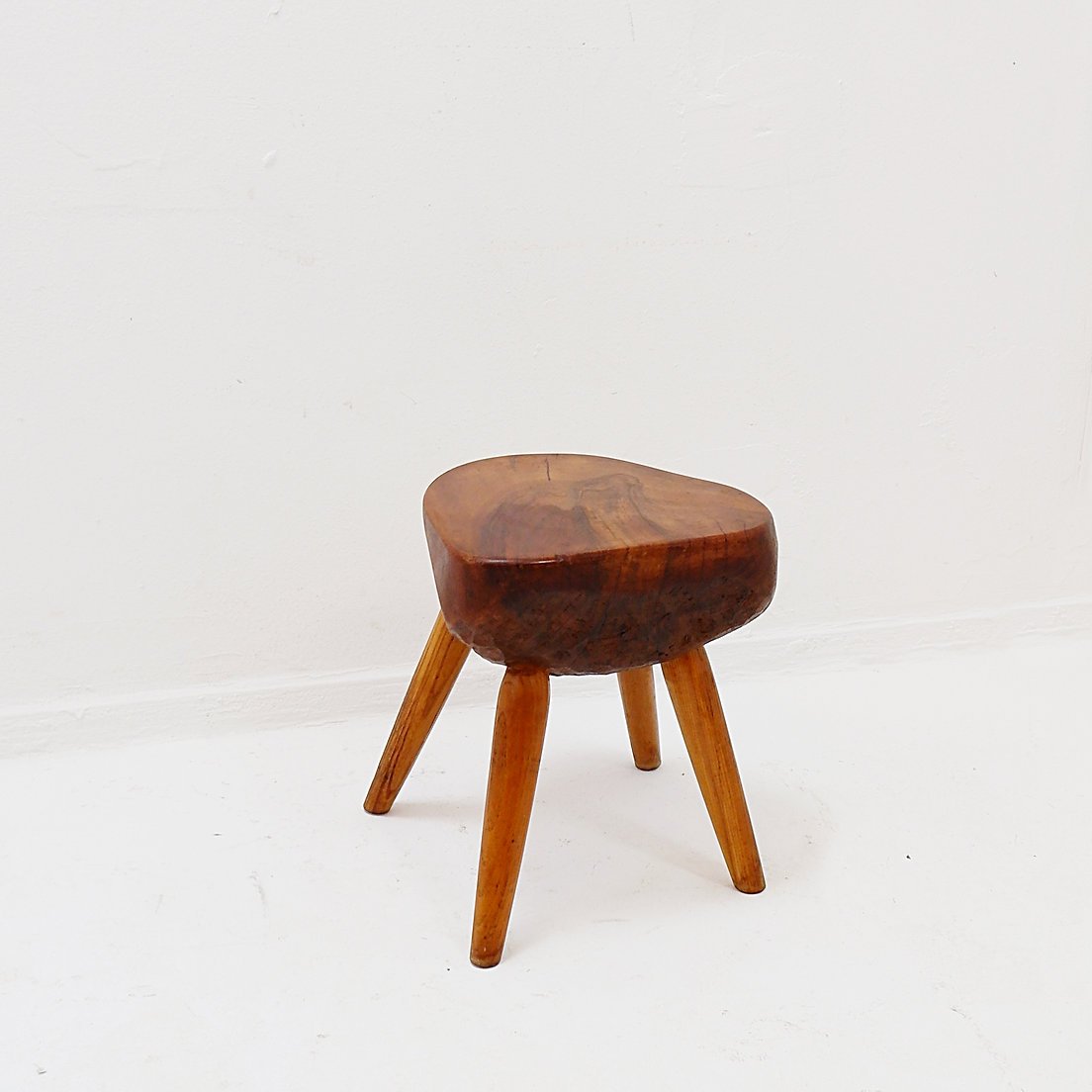 Tabouret vintage sculpté aux formes organiques – Bois massif, années 1960-photo-4