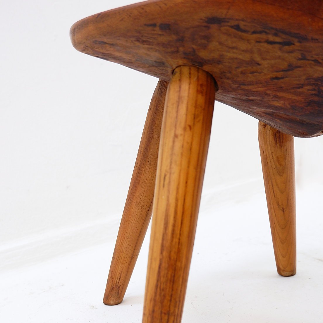 Tabouret vintage sculpté aux formes organiques – Bois massif, années 1960-photo-3