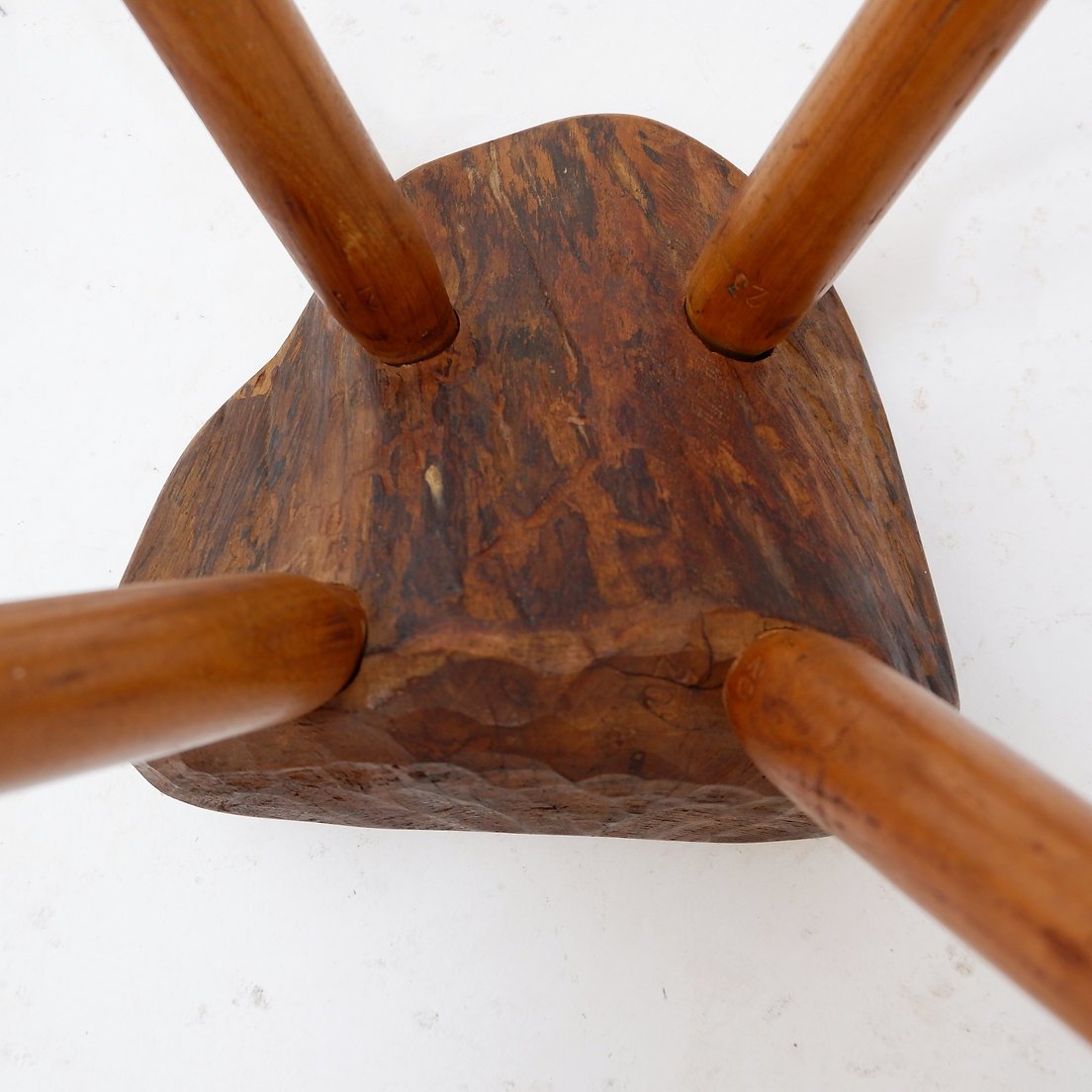 Tabouret vintage sculpté aux formes organiques – Bois massif, années 1960-photo-4