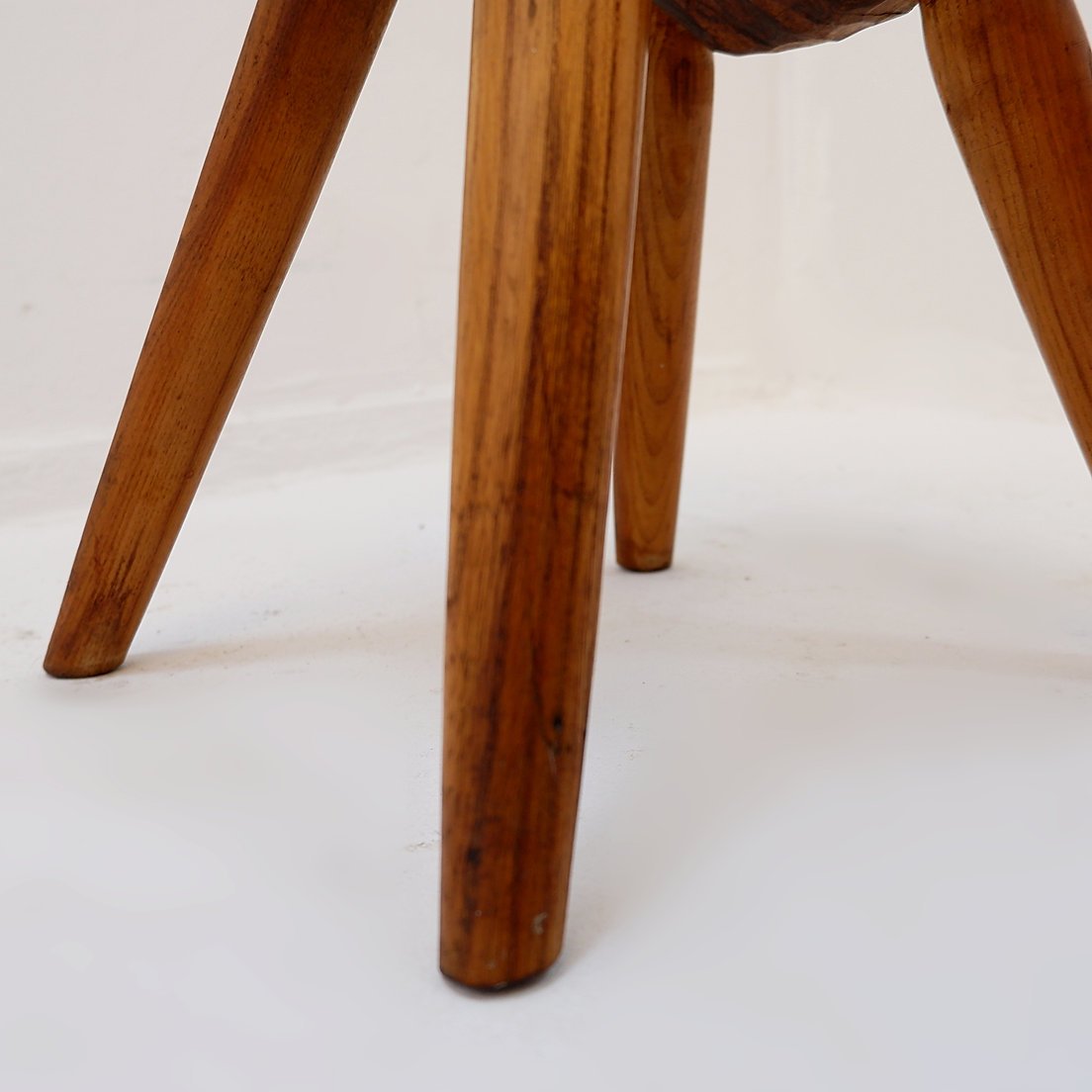 Tabouret vintage sculpté aux formes organiques – Bois massif, années 1960-photo-7