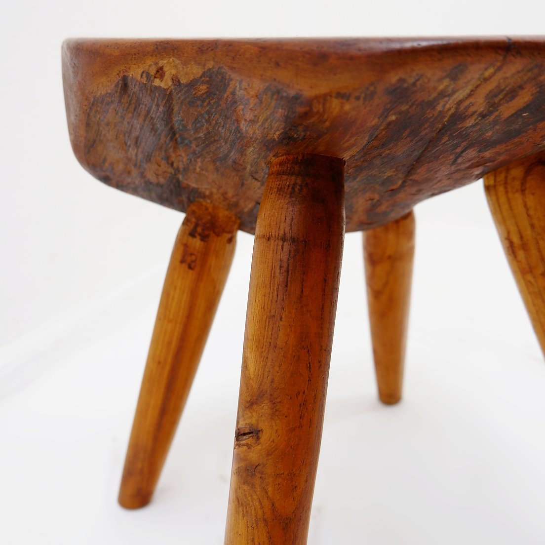 Tabouret vintage sculpté aux formes organiques – Bois massif, années 1960-photo-8
