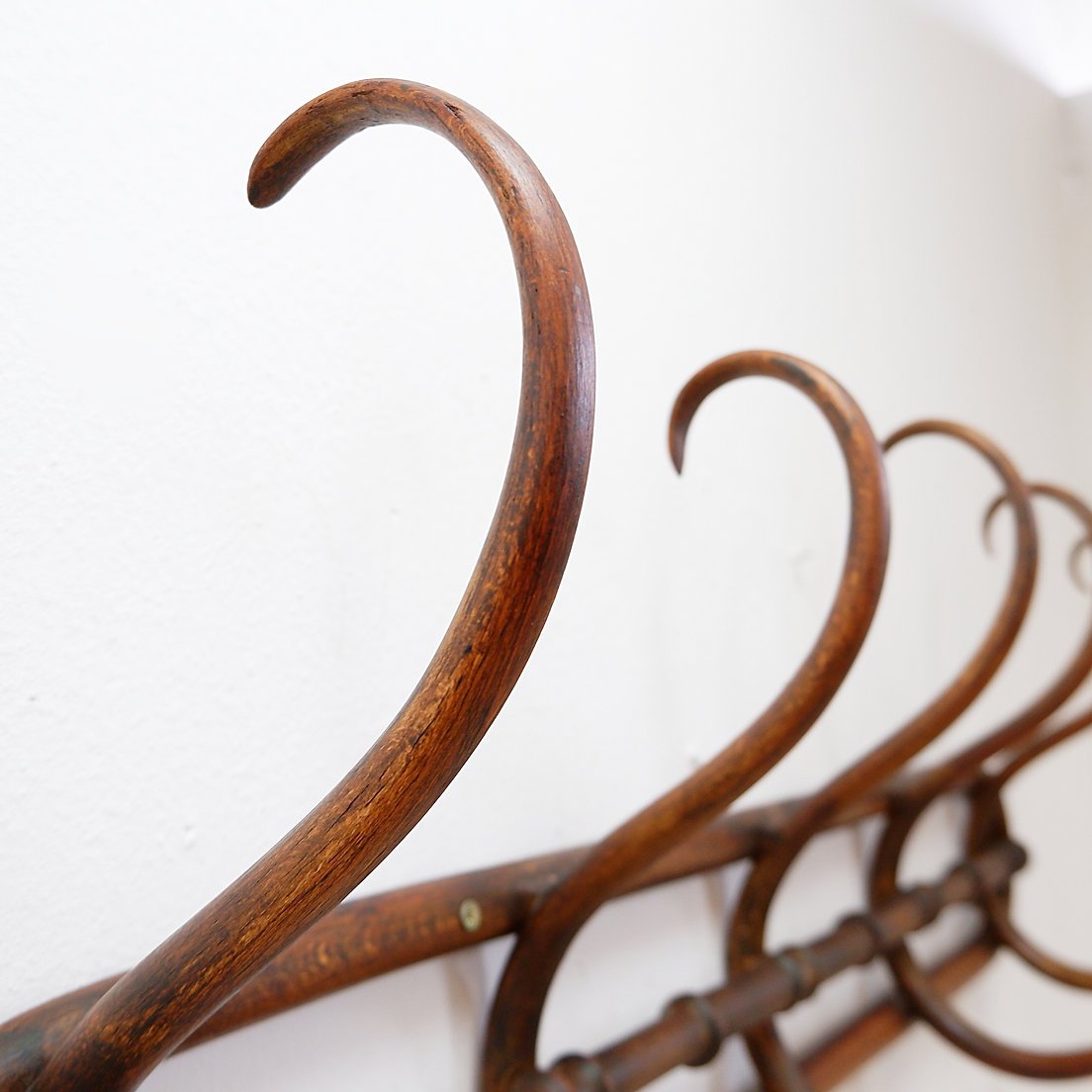 Portemanteau mural en bois courbé style Thonet – Début du XXe siècle-photo-3