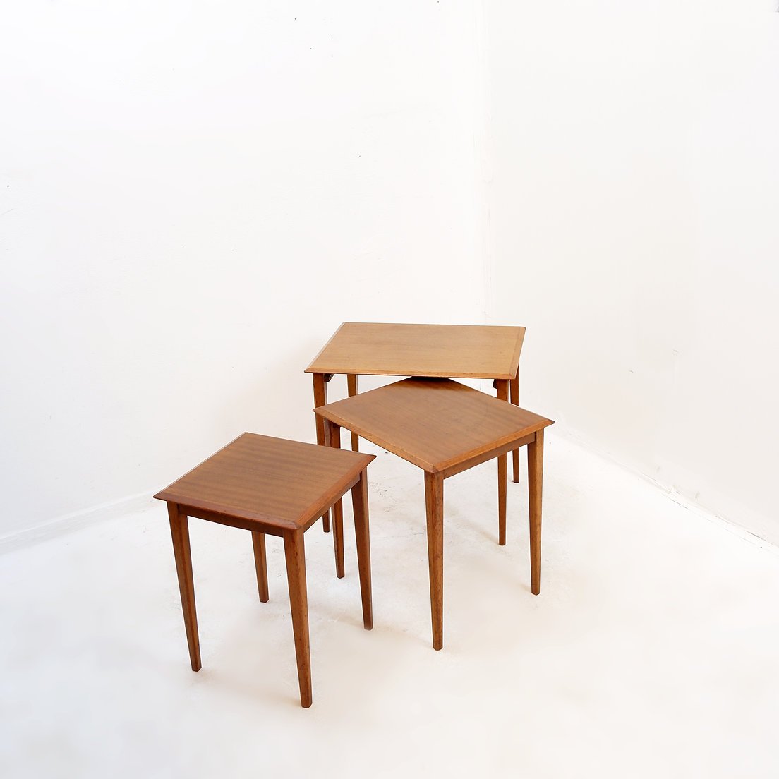 Ensemble de 3 tables gigognes en teck – Style scandinave (années 1960)-photo-2