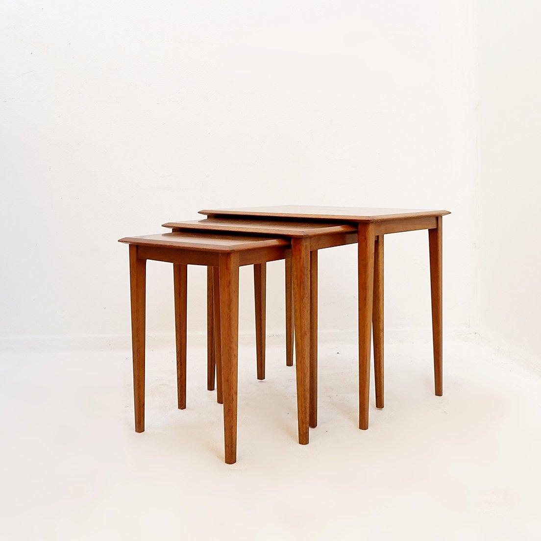 Ensemble de 3 tables gigognes en teck – Style scandinave (années 1960)-photo-1