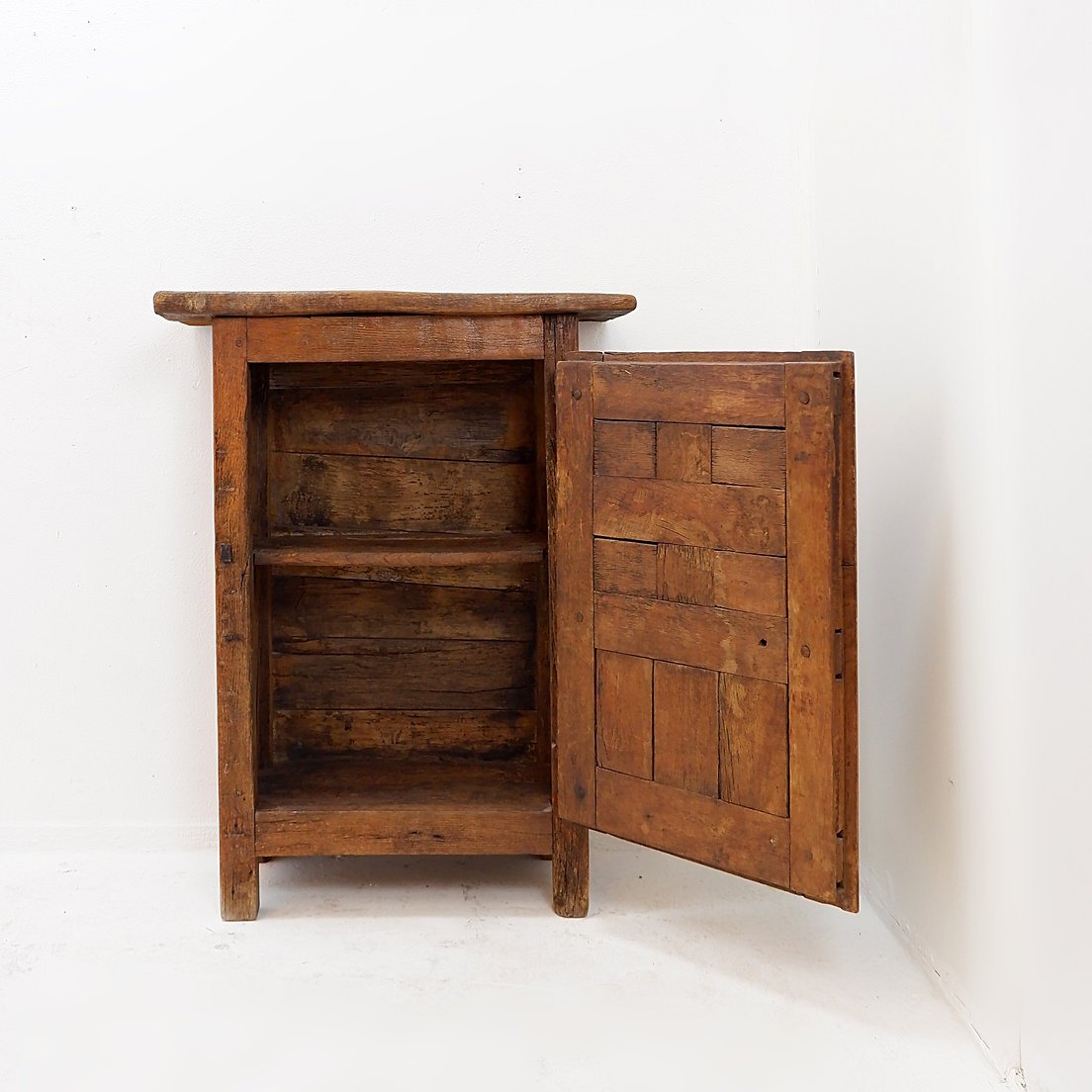 Meuble en bois avec porte à panneau sculpté et quincaillerie en fer – Espagne, début XIXe -photo-2