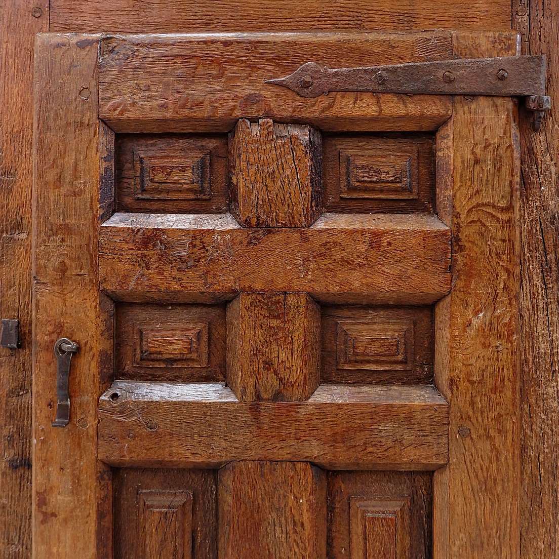 Meuble en bois avec porte à panneau sculpté et quincaillerie en fer – Espagne, début XIXe -photo-3