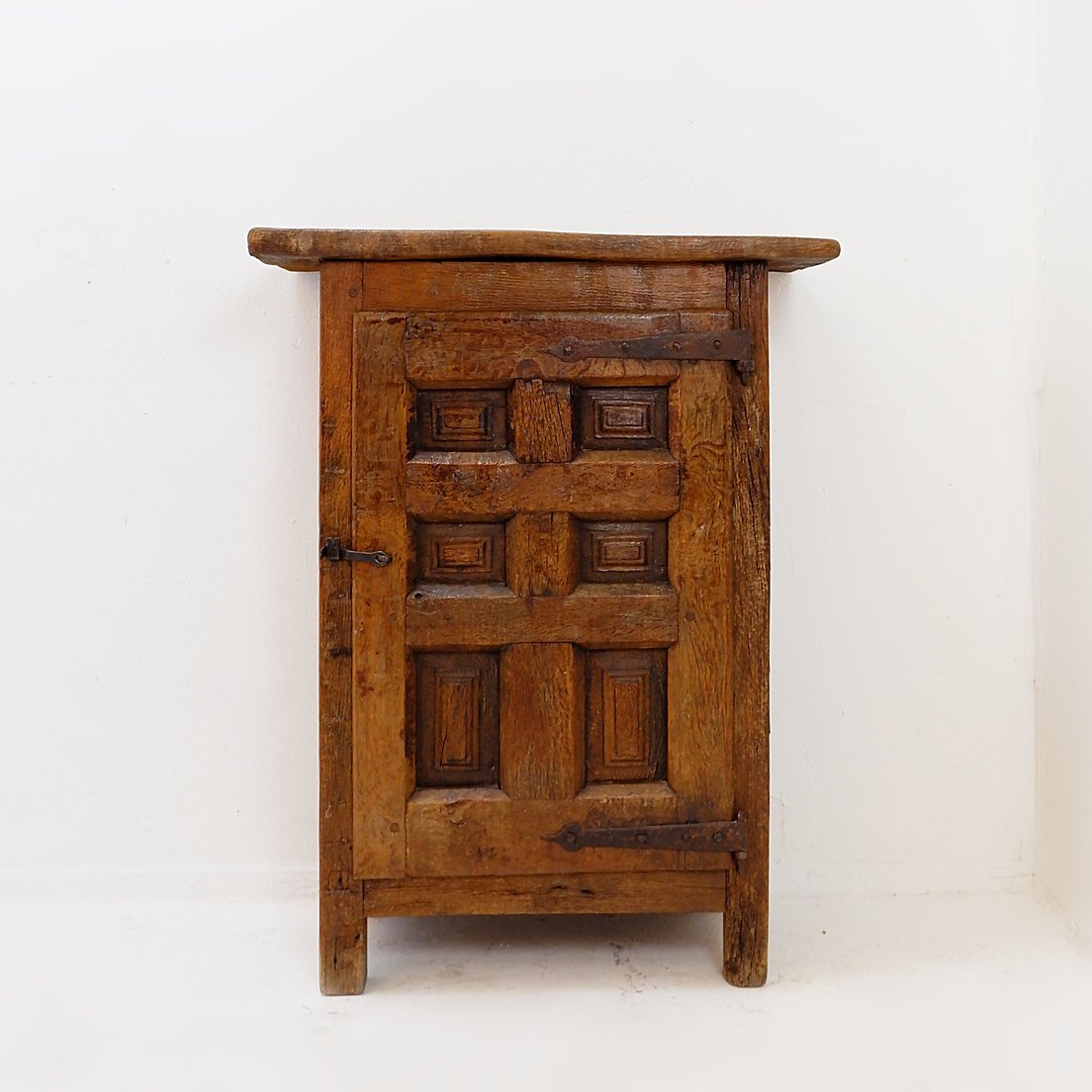 Meuble en bois avec porte à panneau sculpté et quincaillerie en fer – Espagne, début XIXe -photo-4