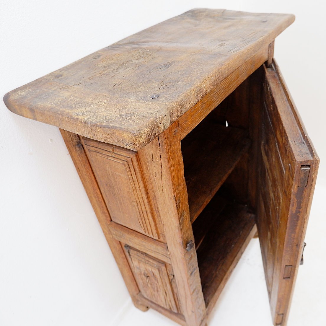Meuble en bois avec porte à panneau sculpté et quincaillerie en fer – Espagne, début XIXe -photo-1
