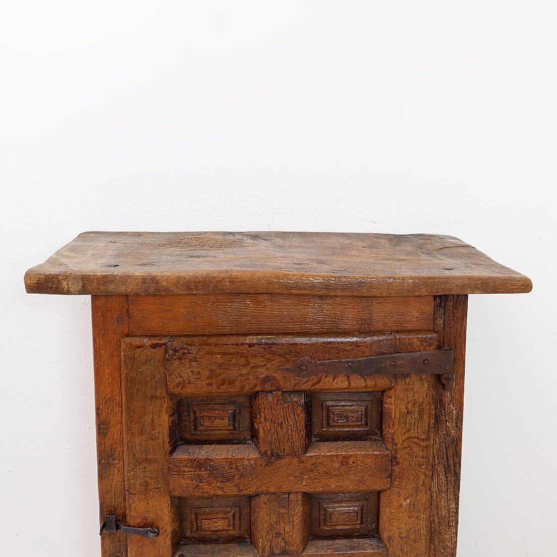 Meuble en bois avec porte à panneau sculpté et quincaillerie en fer – Espagne, début XIXe -photo-2