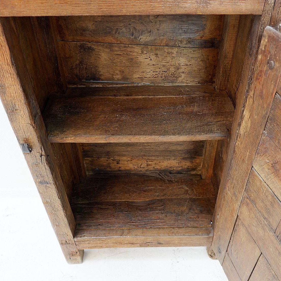 Meuble en bois avec porte à panneau sculpté et quincaillerie en fer – Espagne, début XIXe -photo-4