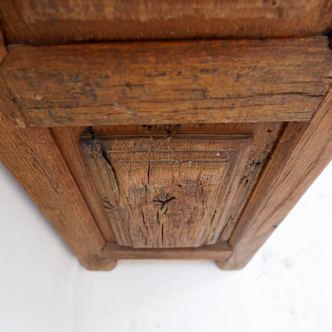 Meuble en bois avec porte à panneau sculpté et quincaillerie en fer – Espagne, début XIXe -photo-5