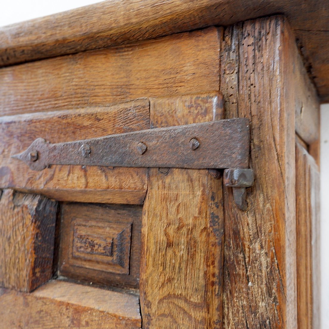 Meuble en bois avec porte à panneau sculpté et quincaillerie en fer – Espagne, début XIXe -photo-6
