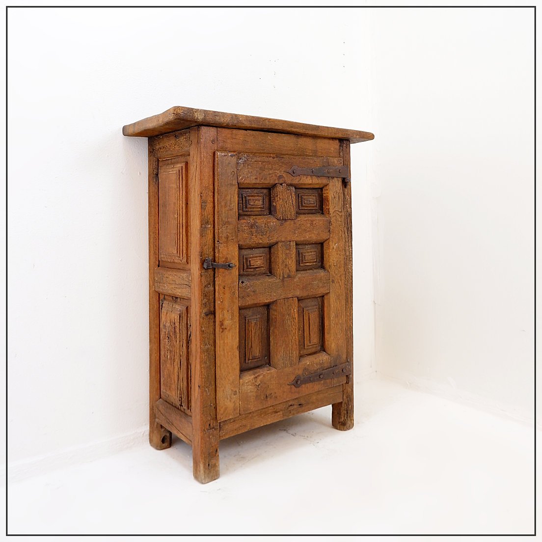 Meuble en bois avec porte à panneau sculpté et quincaillerie en fer – Espagne, début XIXe 