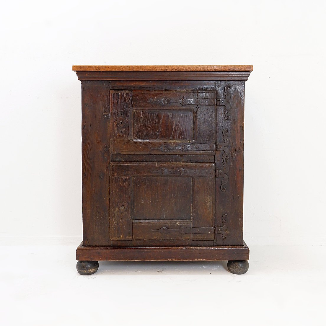 Petit buffet rustique en bois massif – 2 portes et pieds boules.-photo-2