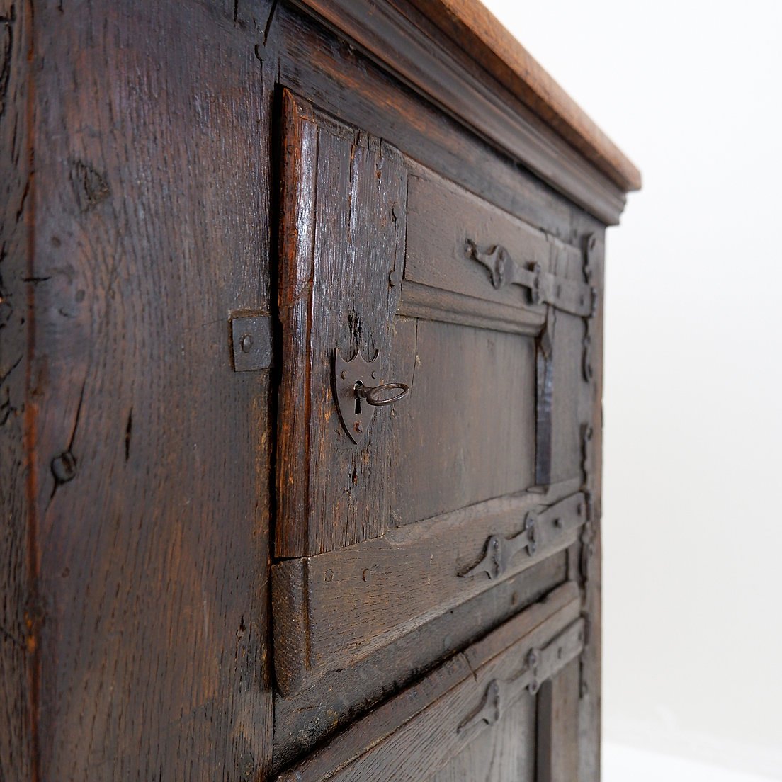 Petit buffet rustique en bois massif – 2 portes et pieds boules.-photo-3
