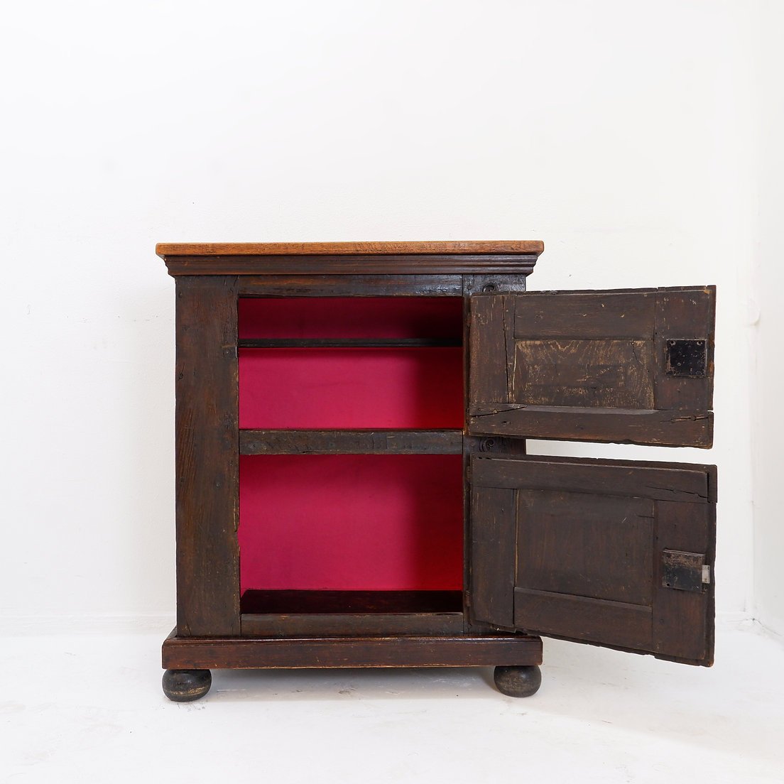 Petit buffet rustique en bois massif – 2 portes et pieds boules.-photo-4