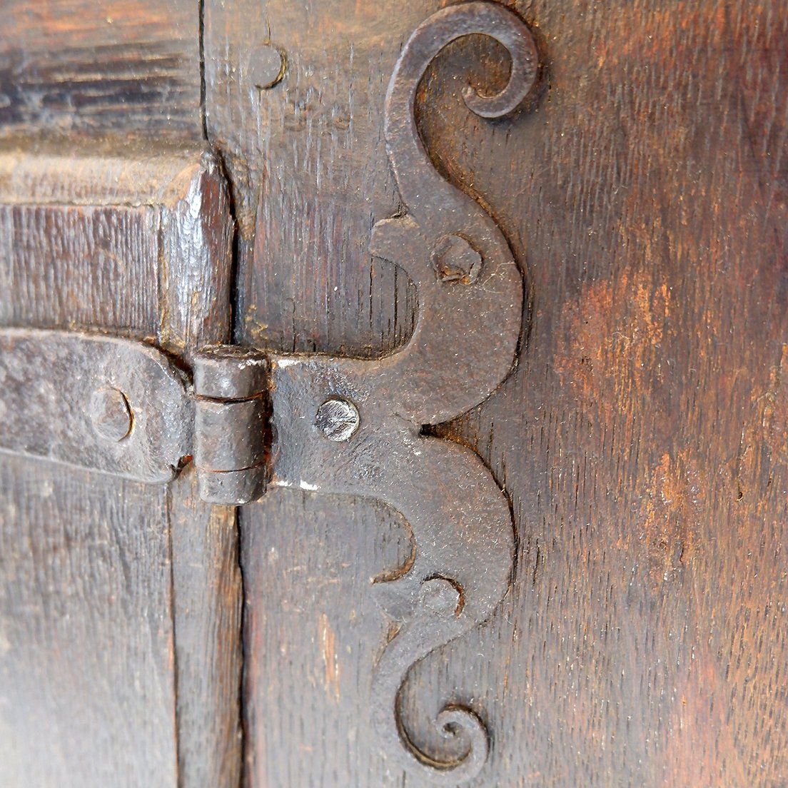 Petit buffet rustique en bois massif – 2 portes et pieds boules.-photo-1