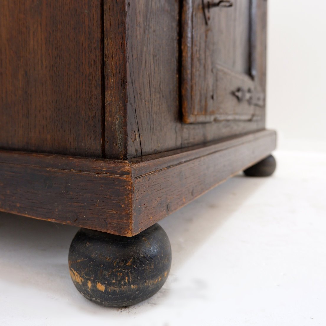 Petit buffet rustique en bois massif – 2 portes et pieds boules.-photo-2