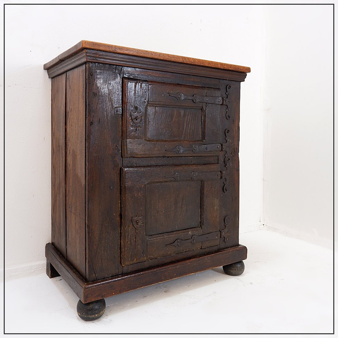 Petit buffet rustique en bois massif – 2 portes et pieds boules.