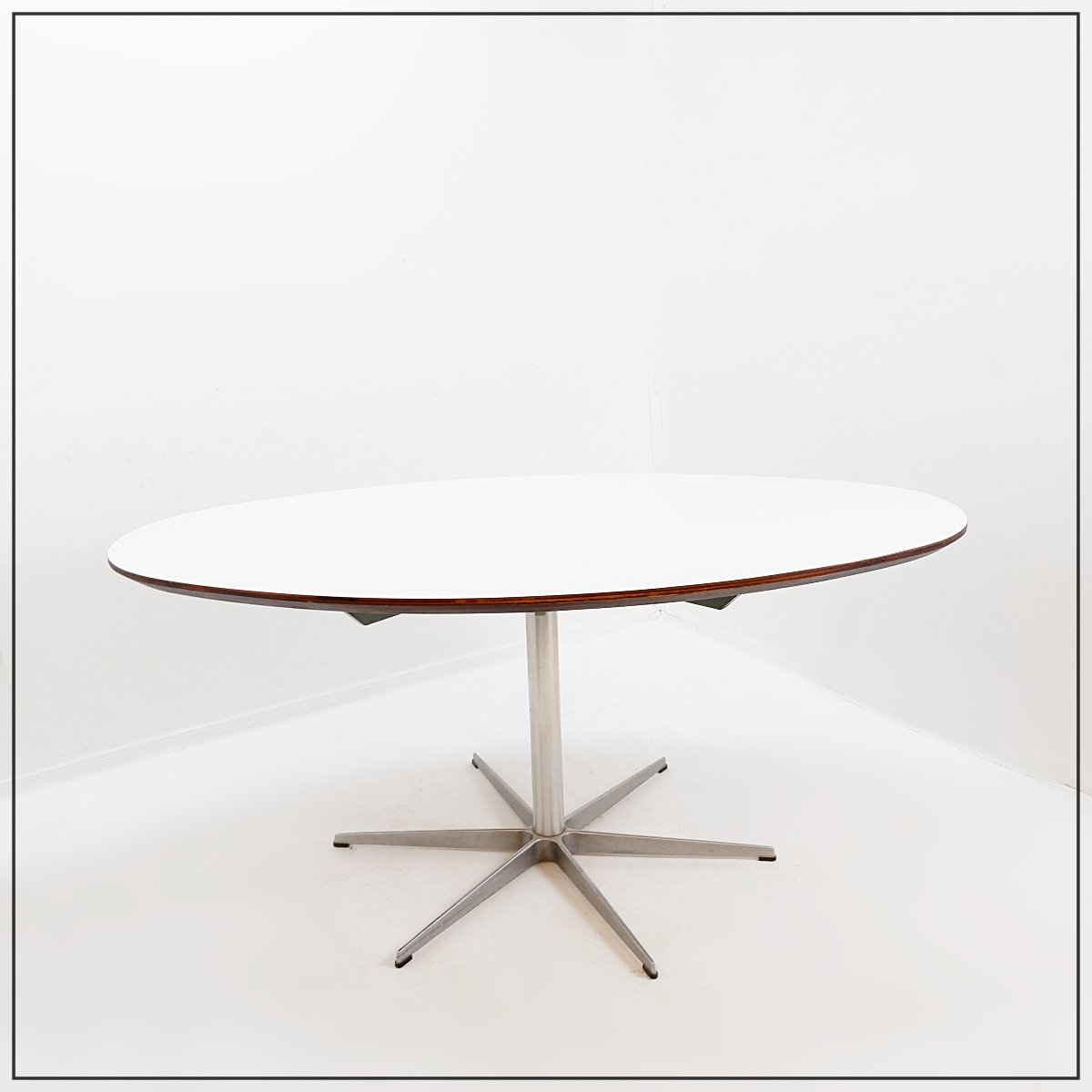 Table de salle à manger à piètement 6 étoiles conçue par Arne Jacobsen pour Fritz Hansen 1970s