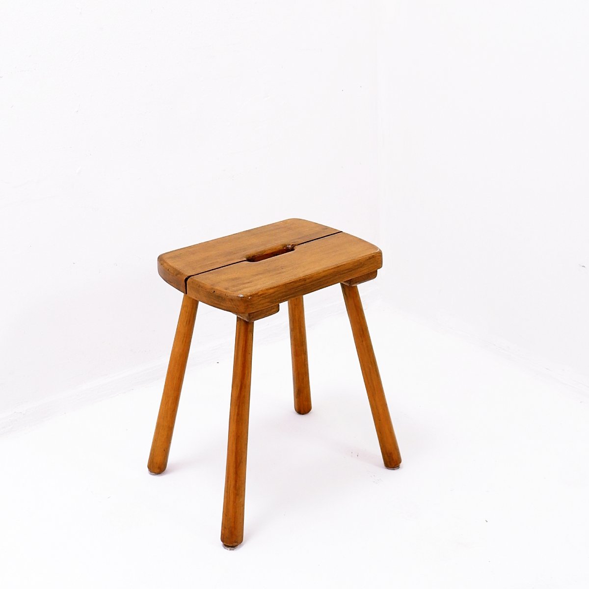 Tabouret rustique en pin massif des années 1960, à quatre pieds.-photo-2