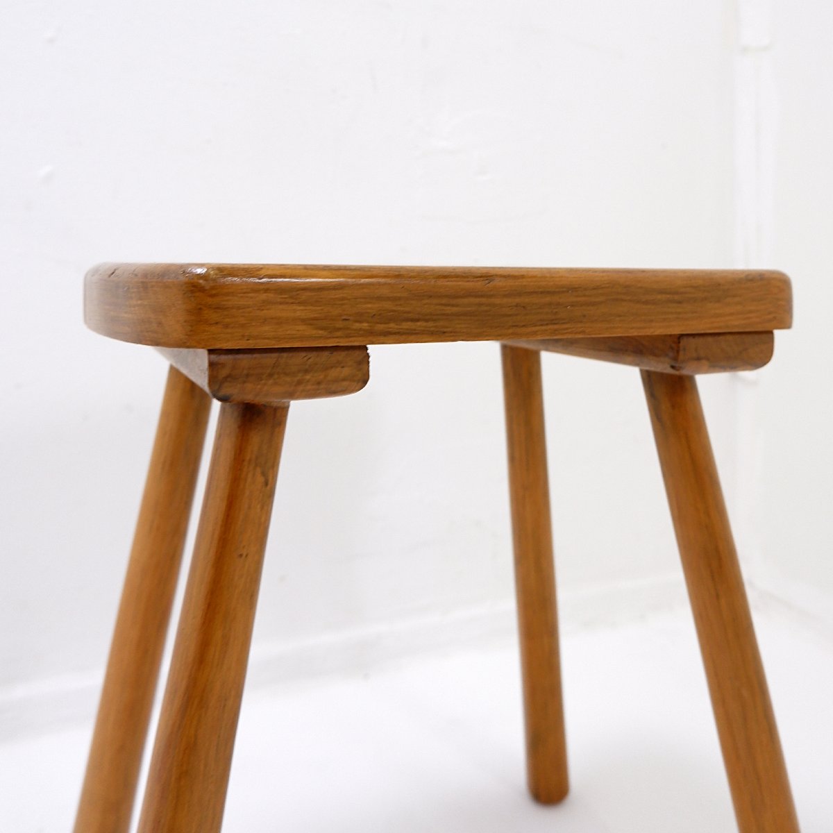 Tabouret rustique en pin massif des années 1960, à quatre pieds.-photo-4