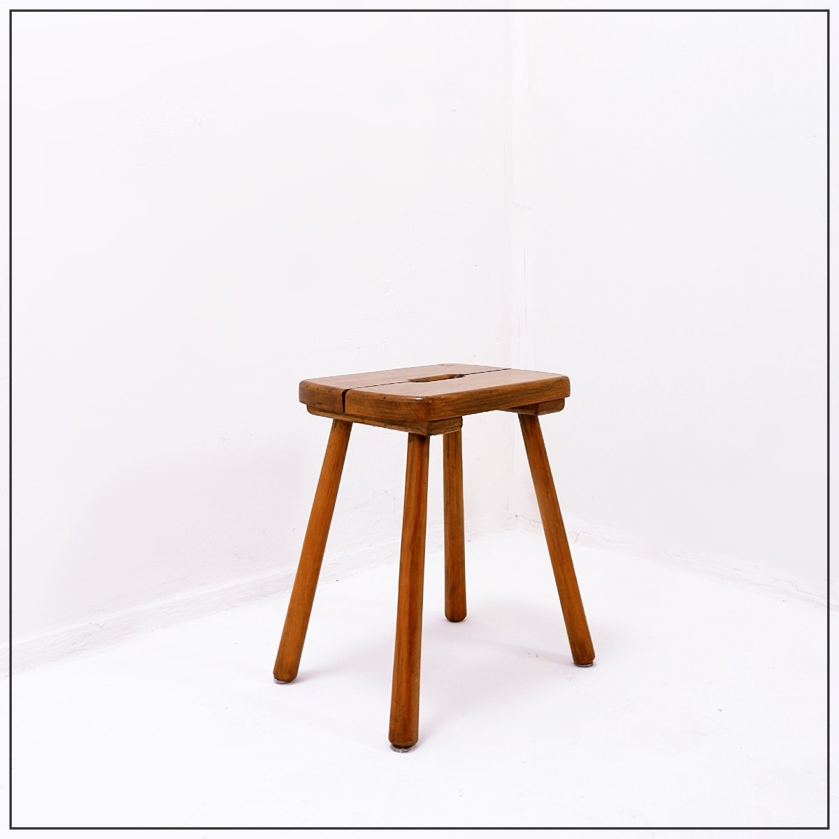 Tabouret rustique en pin massif des années 1960, à quatre pieds.
