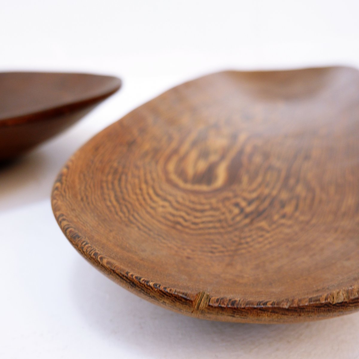 Ensemble de deux plateaux ou plats en bois sculptés à la main, style ethnique - XXe siècle-photo-2