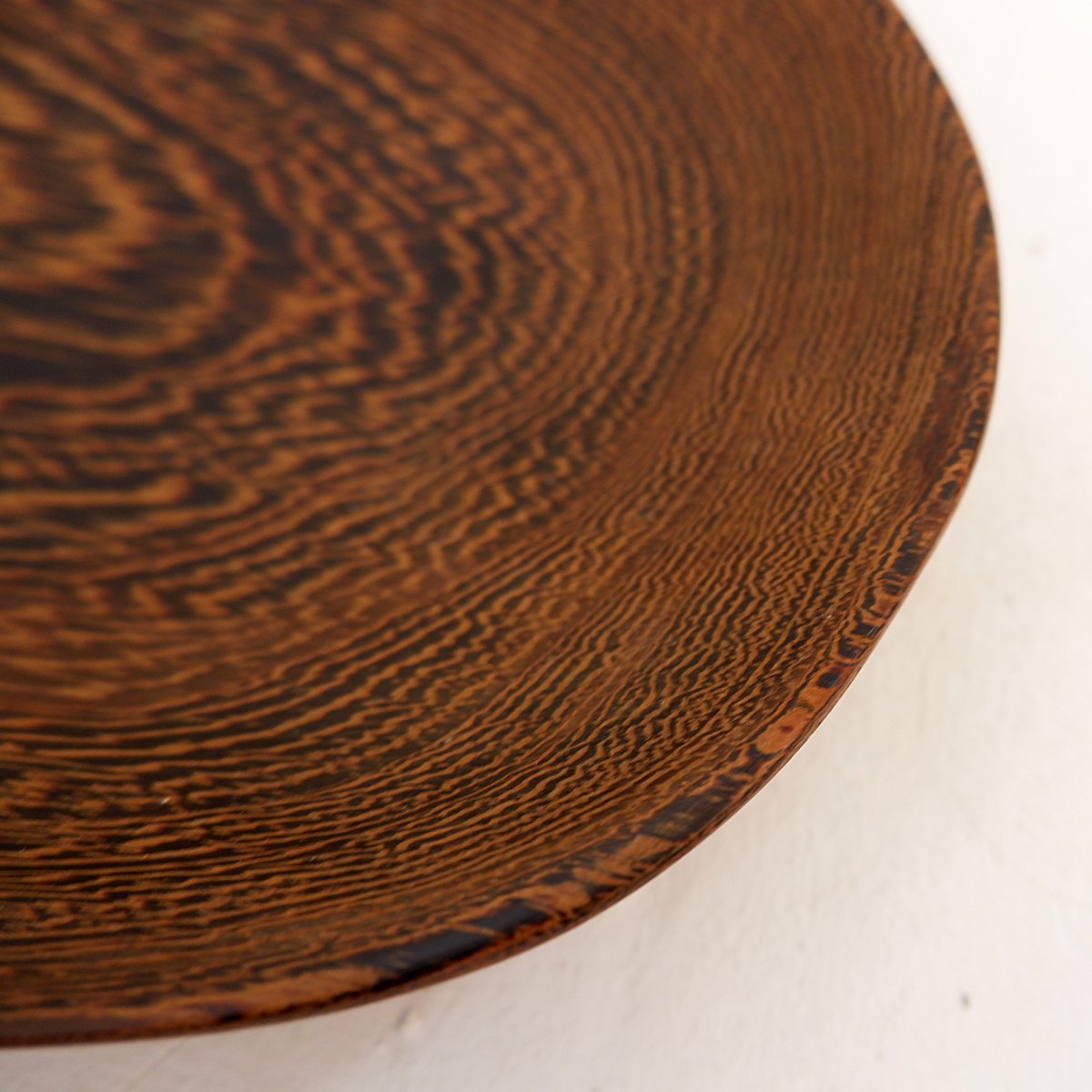  Ensemble de deux plateaux ou plats en bois sculptés à la main, style ethnique - XXe siècle-photo-1