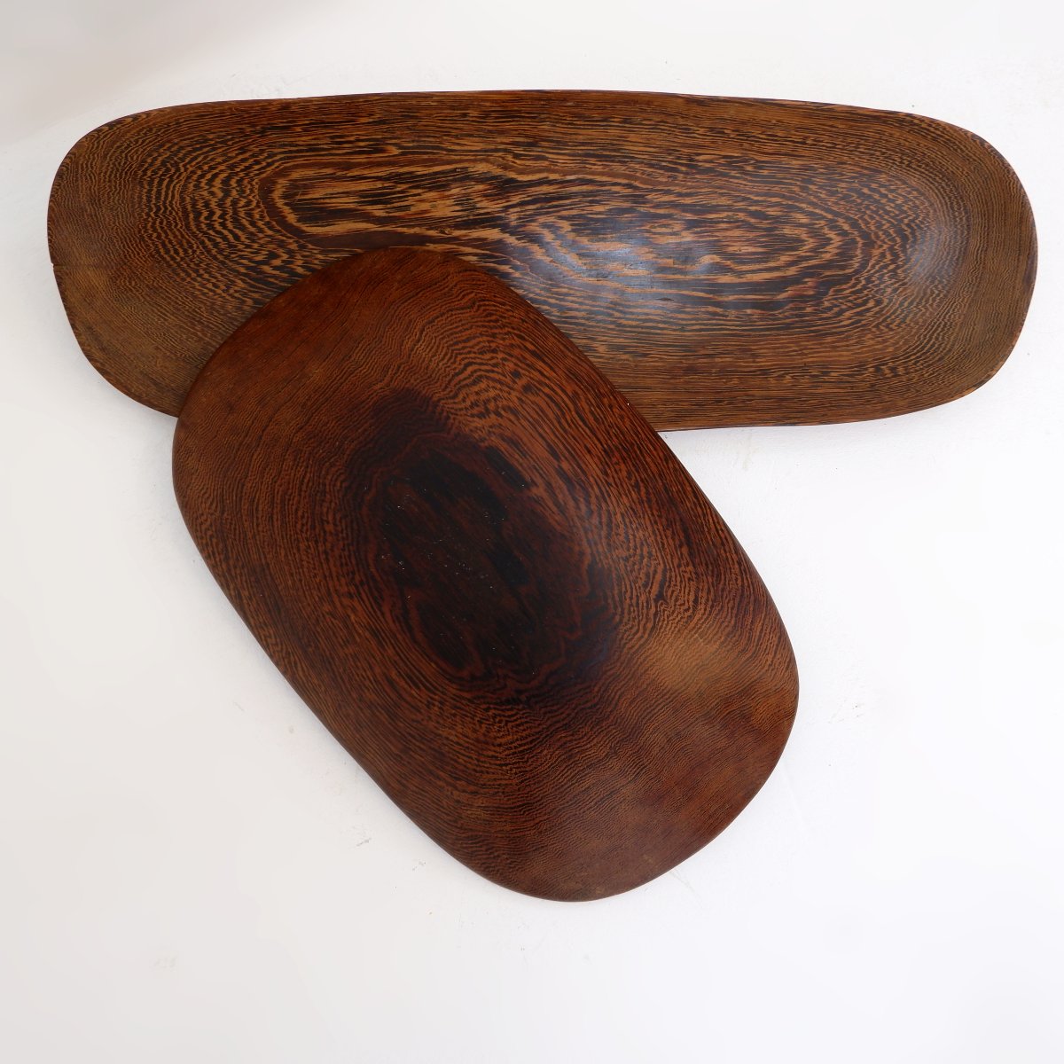  Ensemble de deux plateaux ou plats en bois sculptés à la main, style ethnique - XXe siècle-photo-2