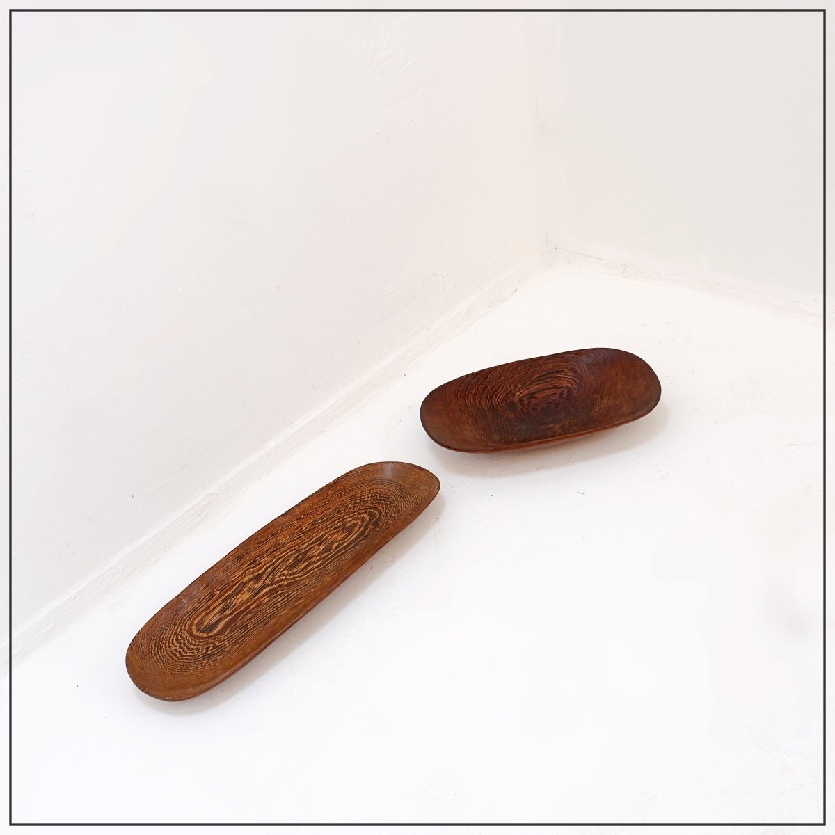  Ensemble de deux plateaux ou plats en bois sculptés à la main, style ethnique - XXe siècle-photo-3
