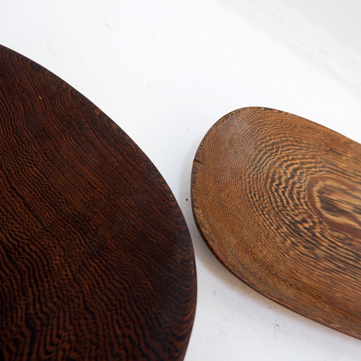  Ensemble de deux plateaux ou plats en bois sculptés à la main, style ethnique - XXe siècle-photo-7