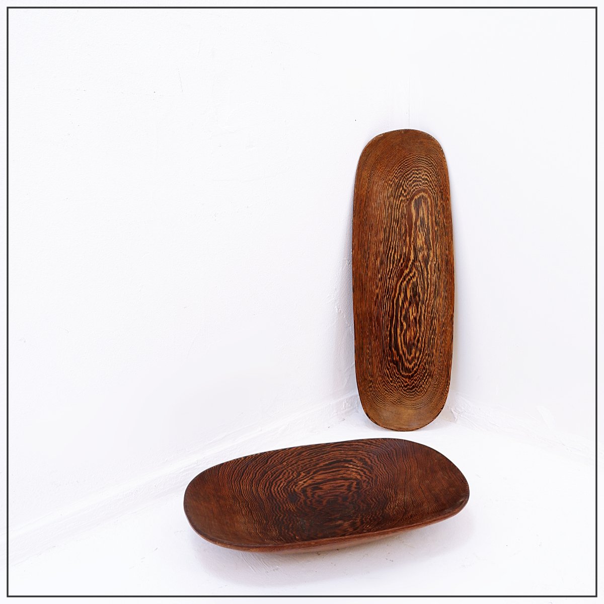  Ensemble de deux plateaux ou plats en bois sculptés à la main, style ethnique - XXe siècle