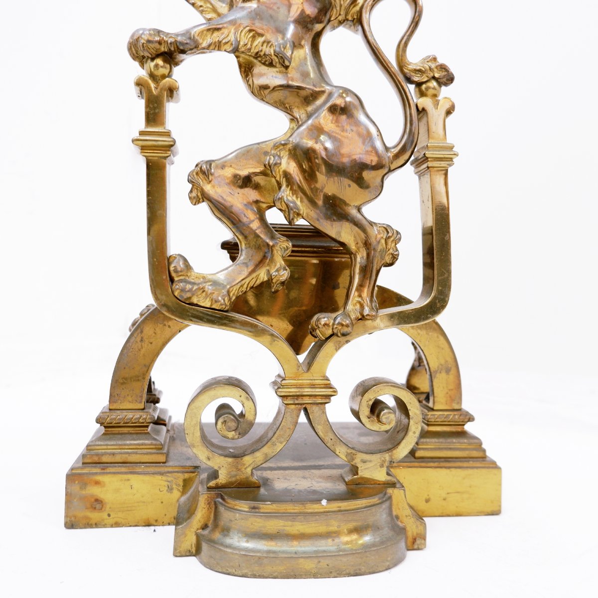 Paire de chenets anciens en bronze doré représentant des lions rampants, style XIXe siècle-photo-7