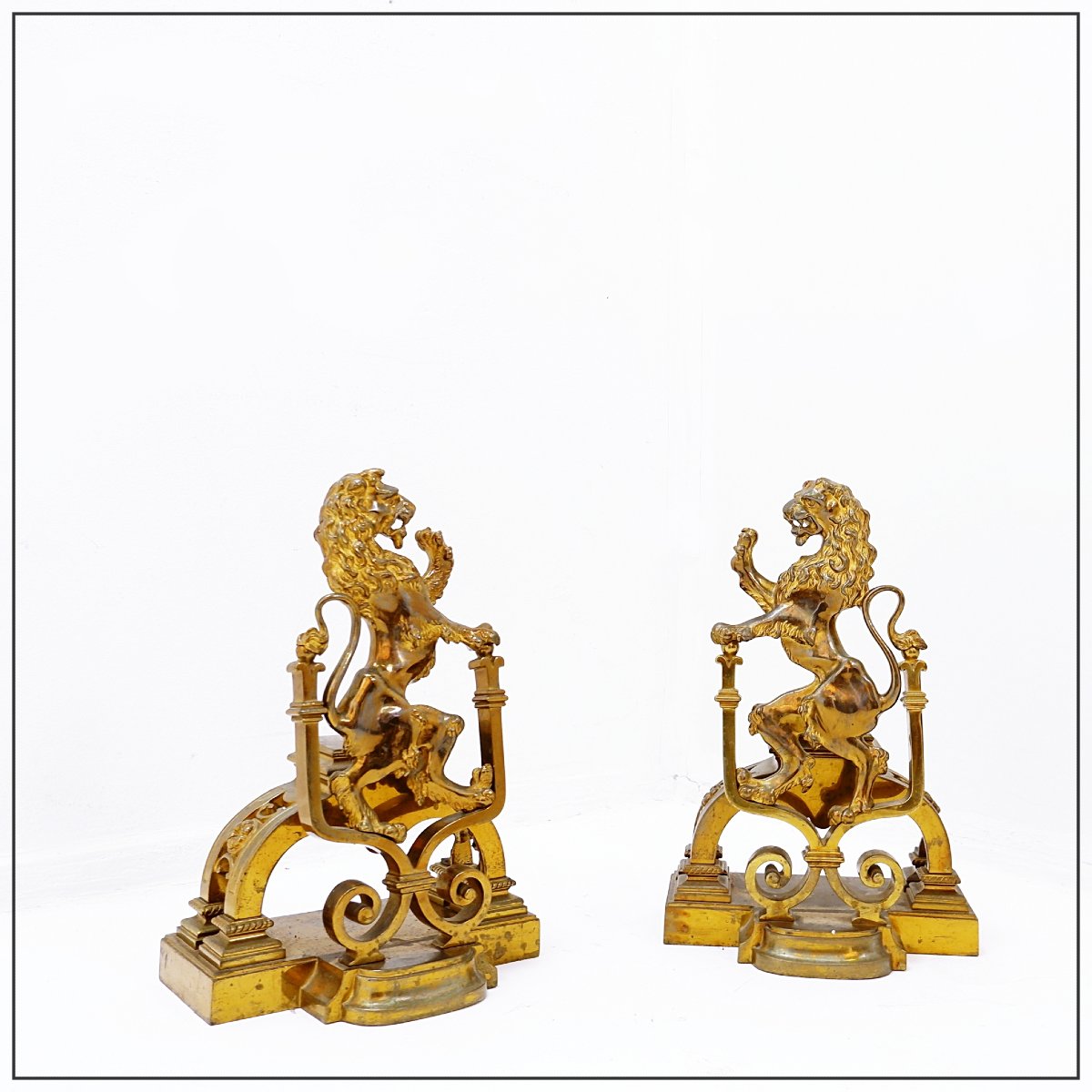 Paire de chenets anciens en bronze doré représentant des lions rampants, style XIXe siècle