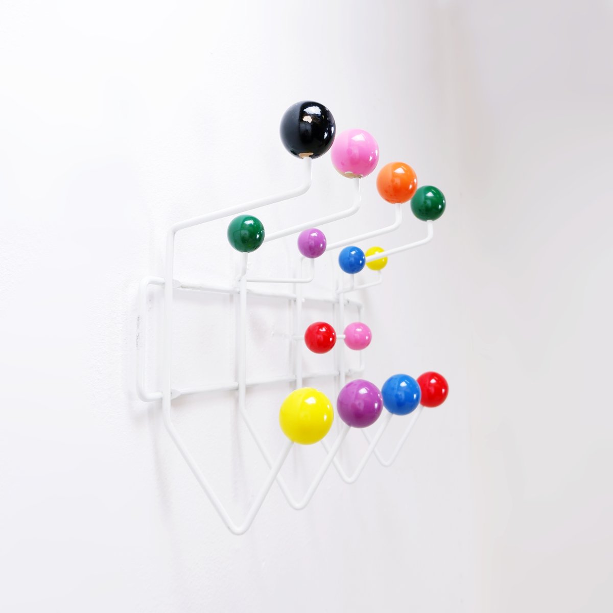 Porte-manteau mural avec boules colorées et structure métallique, style «Hang It All»-photo-2