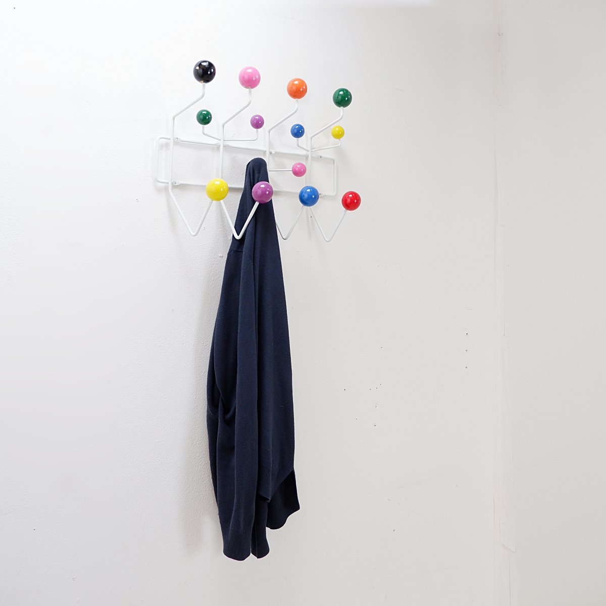 Porte-manteau mural avec boules colorées et structure métallique, style «Hang It All»-photo-3
