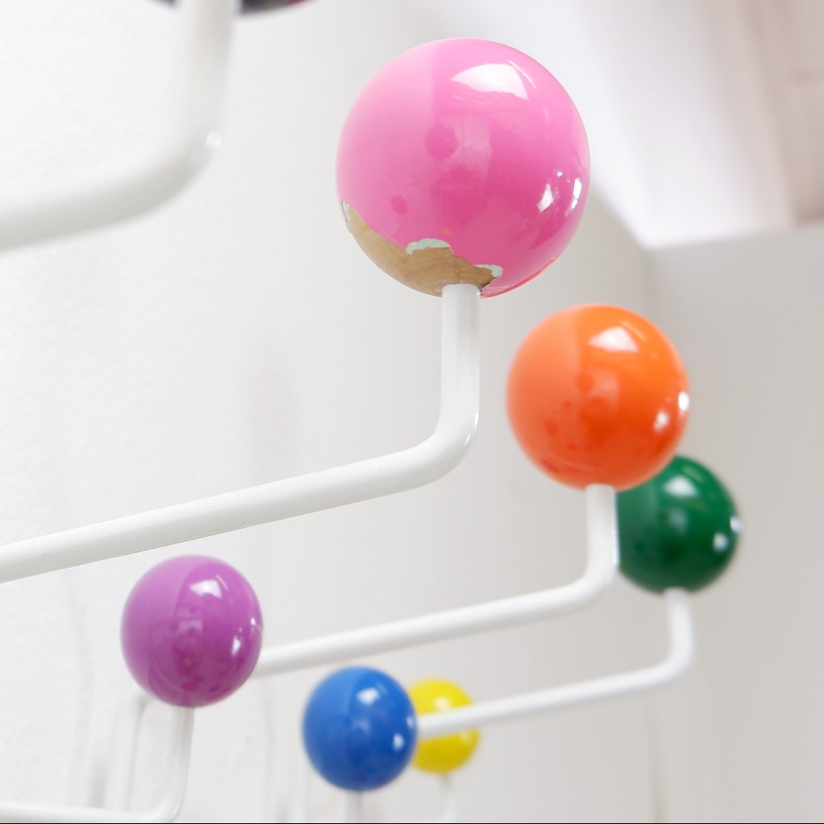 Porte-manteau mural avec boules colorées et structure métallique, style «Hang It All»-photo-1