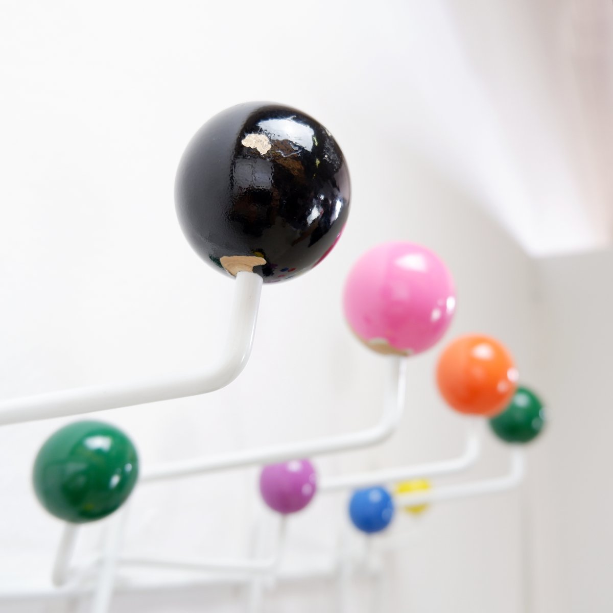 Porte-manteau mural avec boules colorées et structure métallique, style «Hang It All»-photo-3
