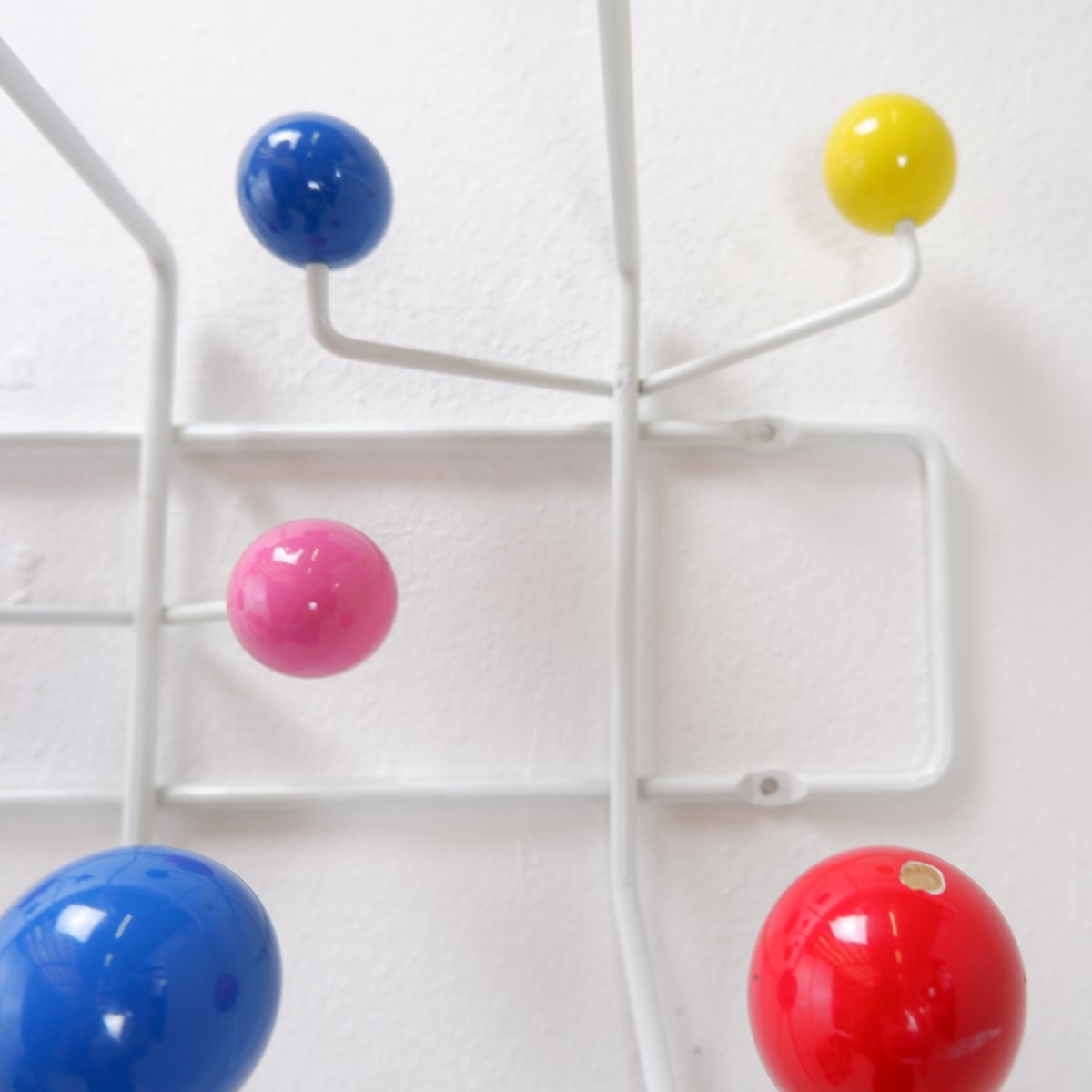 Porte-manteau mural avec boules colorées et structure métallique, style «Hang It All»-photo-4