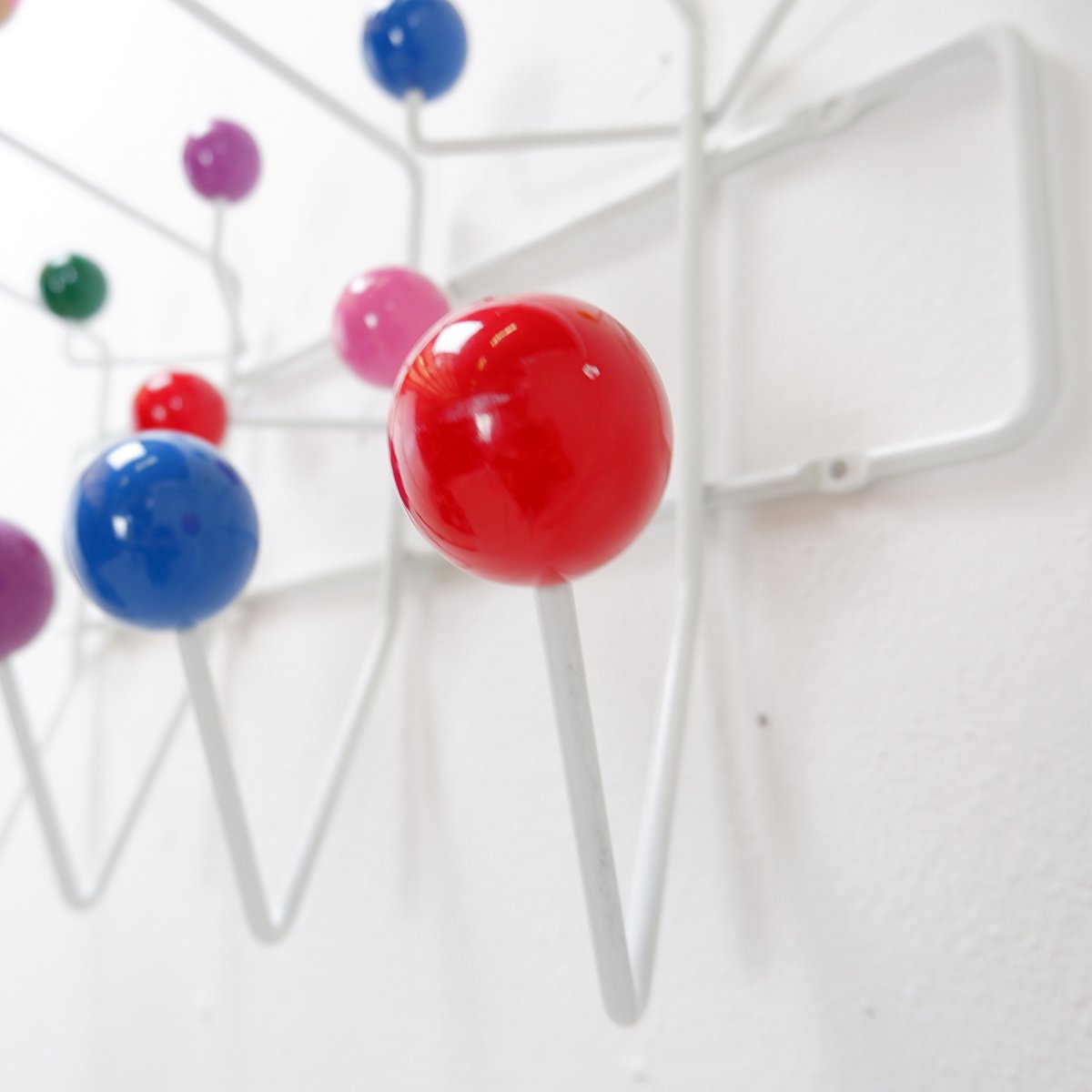 Porte-manteau mural avec boules colorées et structure métallique, style «Hang It All»-photo-5