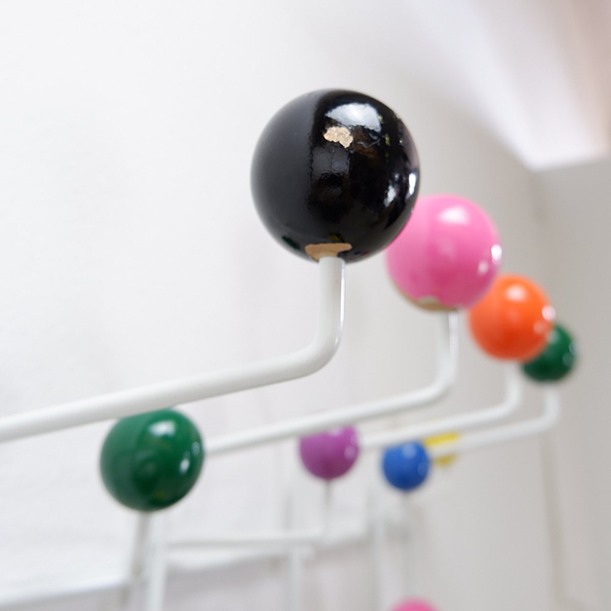 Porte-manteau mural avec boules colorées et structure métallique, style «Hang It All»-photo-6