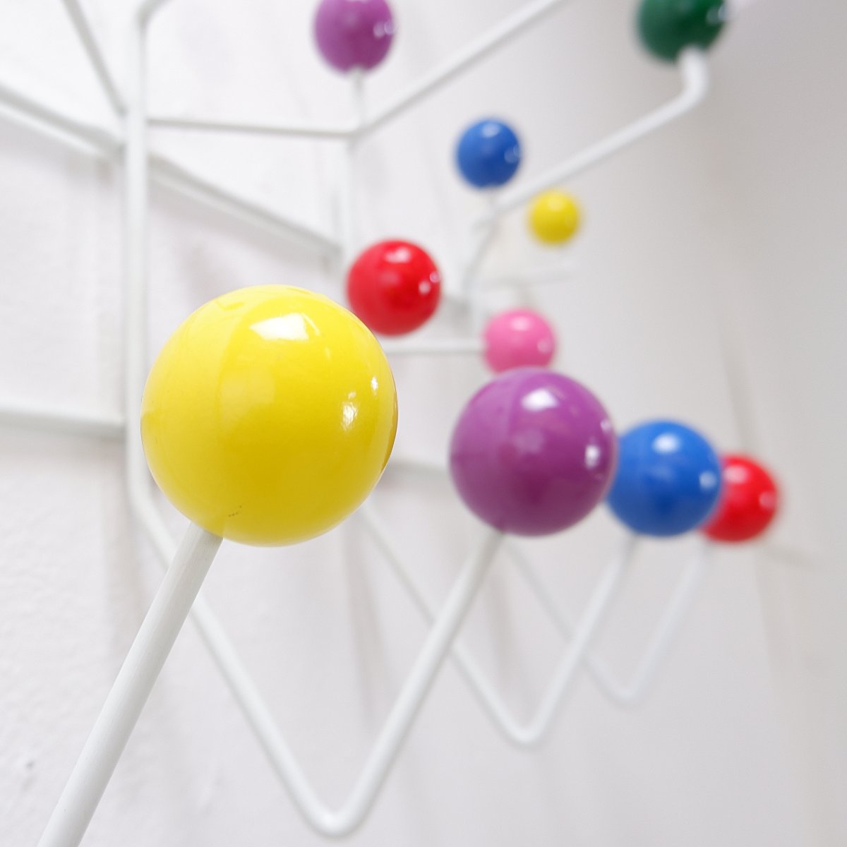 Porte-manteau mural avec boules colorées et structure métallique, style «Hang It All»-photo-7