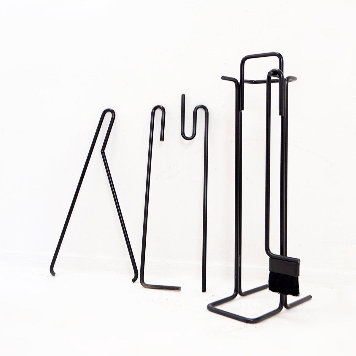 Set de feux ouvert minimalistes en métal noir « Mace-Line » par Ann Maes - années 1970-photo-2