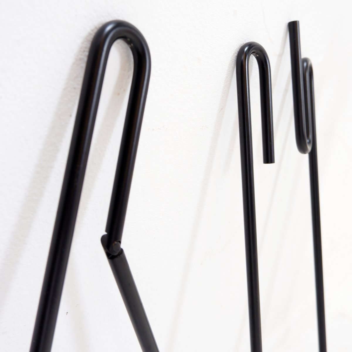 Set de feux ouvert minimalistes en métal noir « Mace-Line » par Ann Maes - années 1970-photo-4