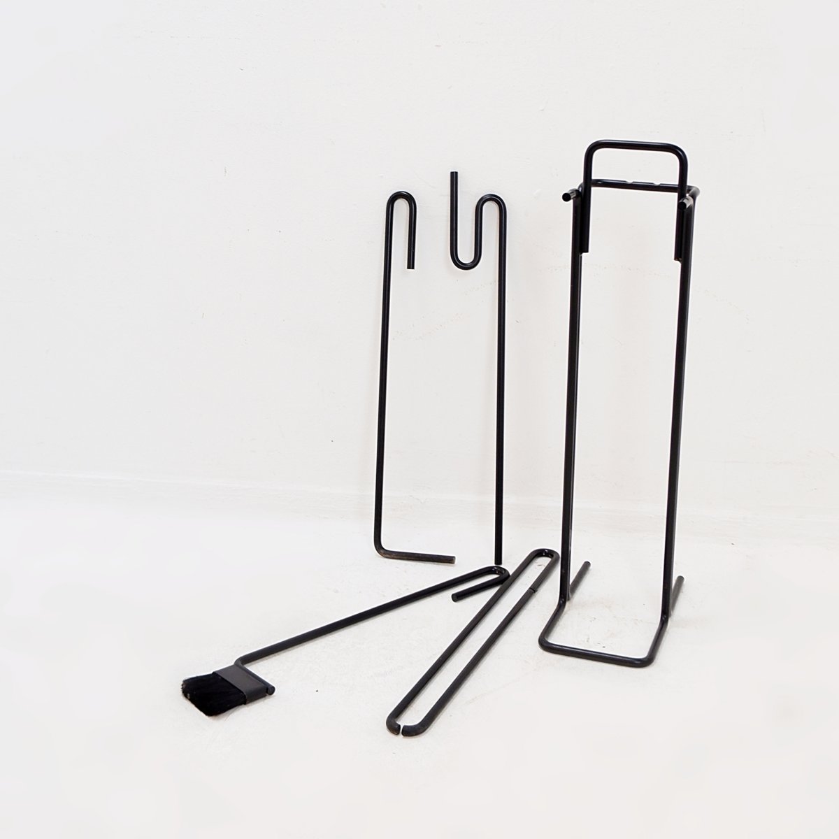 Set de feux ouvert minimalistes en métal noir « Mace-Line » par Ann Maes - années 1970-photo-5