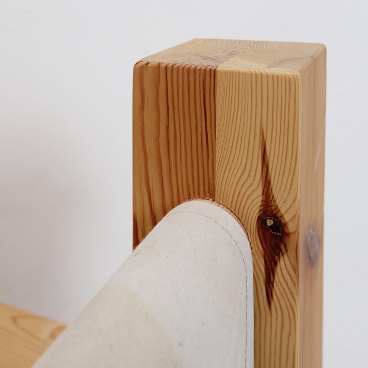 Chaise « Lincoln Rocca » en pin massif, par KRJST Studio – XXIe siècle-photo-7